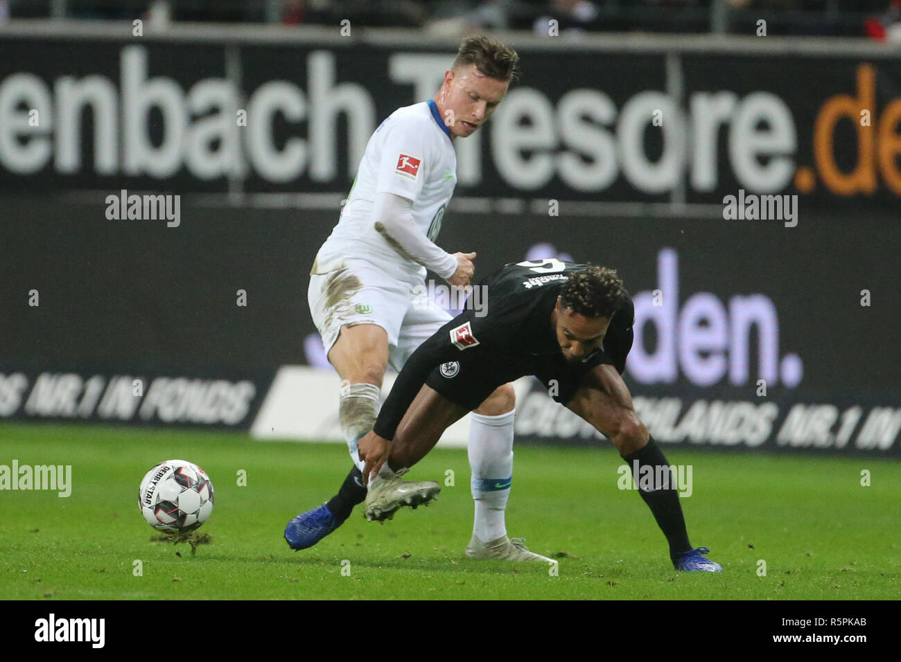Hessen, Germany. 2nd Dec 2018.  VfL Wolfsburg, 13th matchday in the Commerzbank Arena. Frankfurt's Jonathan de Guzman (r) and Wolfsburg's Yannick Gerhardt in action. Photo: Thomas Frey/dpa - IMPORTANT NOTE: In accordance with the requirements of the DFL Deutsche Fußball Liga or the DFB Deutscher Fußball-Bund, it is prohibited to use or have used photographs taken in the stadium and/or the match in the form of sequence images and/or video-like photo sequences. Credit: dpa picture alliance/Alamy Live News Credit: dpa picture alliance/Alamy Live News Credit: dpa picture alliance/Alamy Live News C Stock Photo