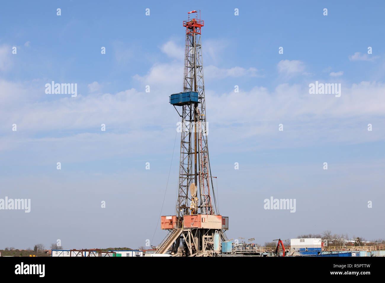 Land oil drilling rig gas extraction mining industry Stock Photo Alamy