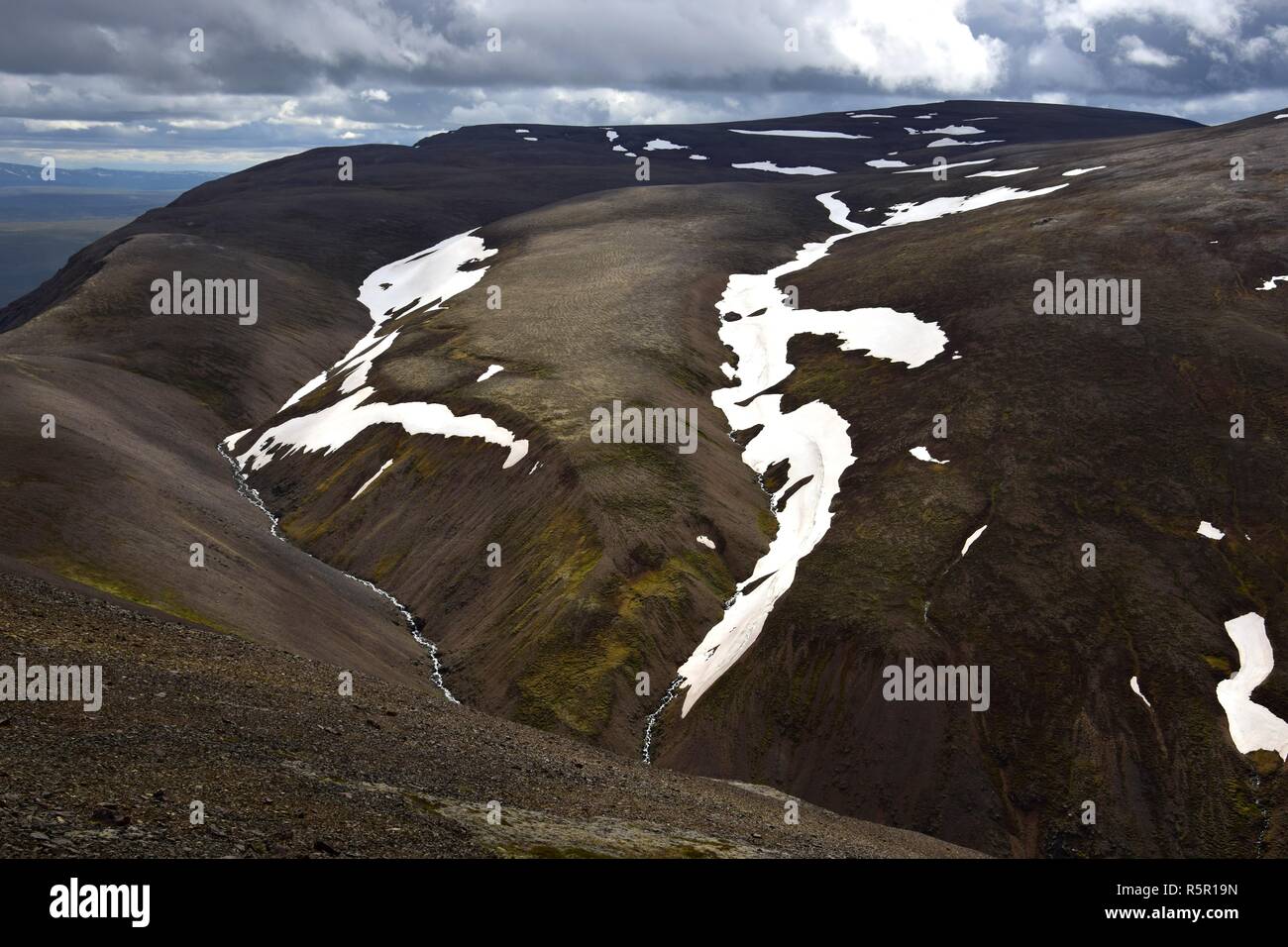 Icelandic landscape. On top of the mountain ridge Svinadalsfjall. Brown ...