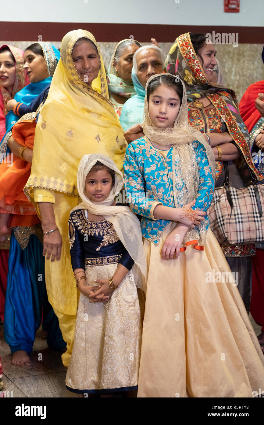 Traditional sikh clothes hi-res stock photography and images - Alamy