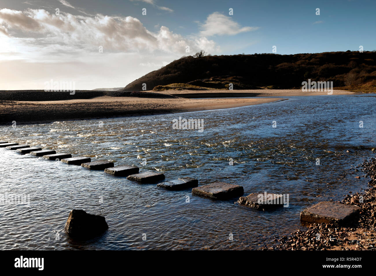 Stones water hi-res stock photography and images - Alamy