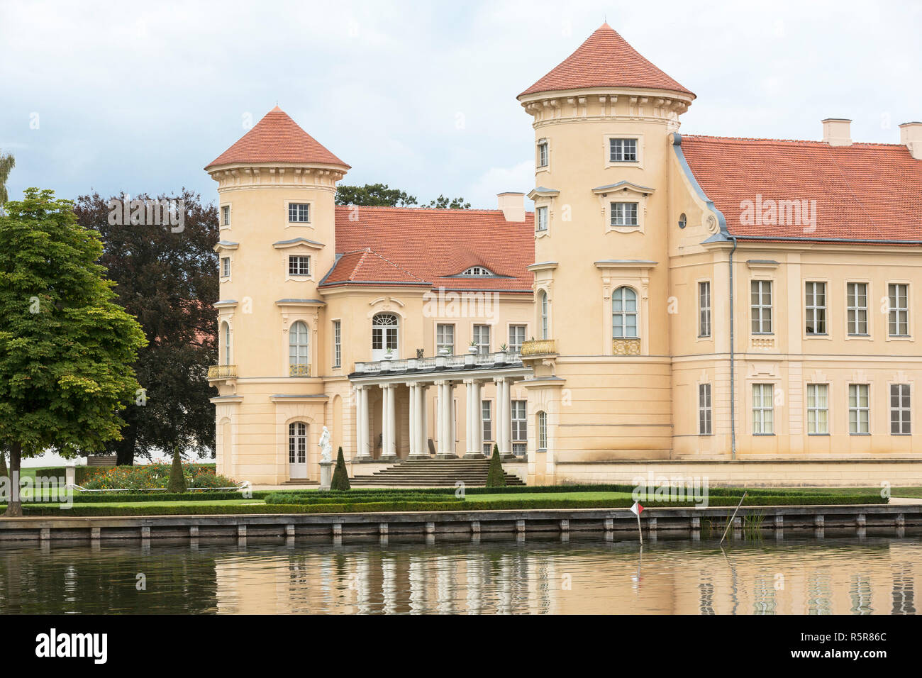 Schloss Rheinsberg At The Grienericksee In Brandenburg Stock Photo Alamy schloss-rheinsberg-at-the-grienericksee-in-brandenburg-stock-photo-alamy