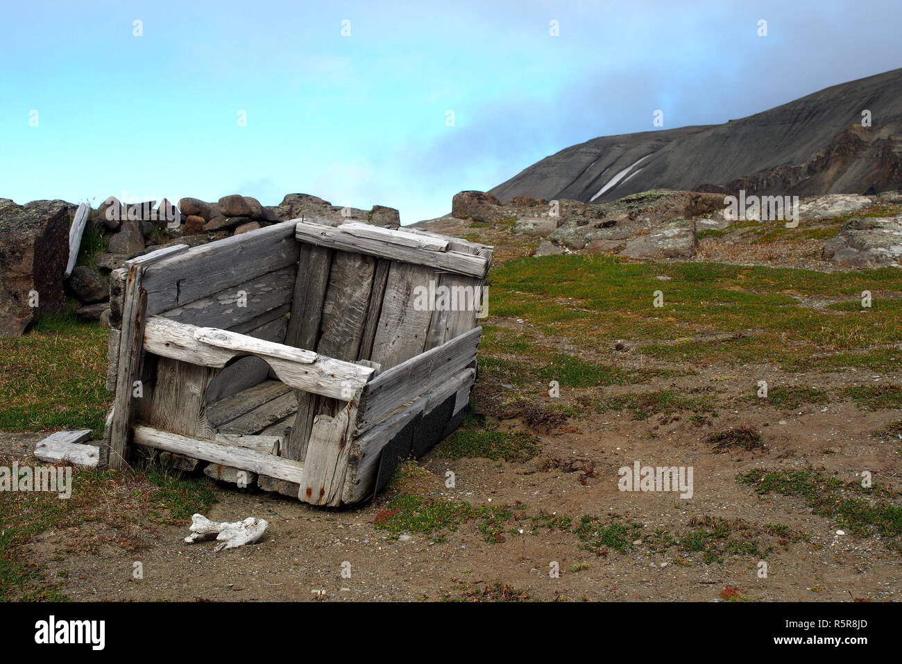 Doghouse remains at Kapp Lee, Svalbard Stock Photo