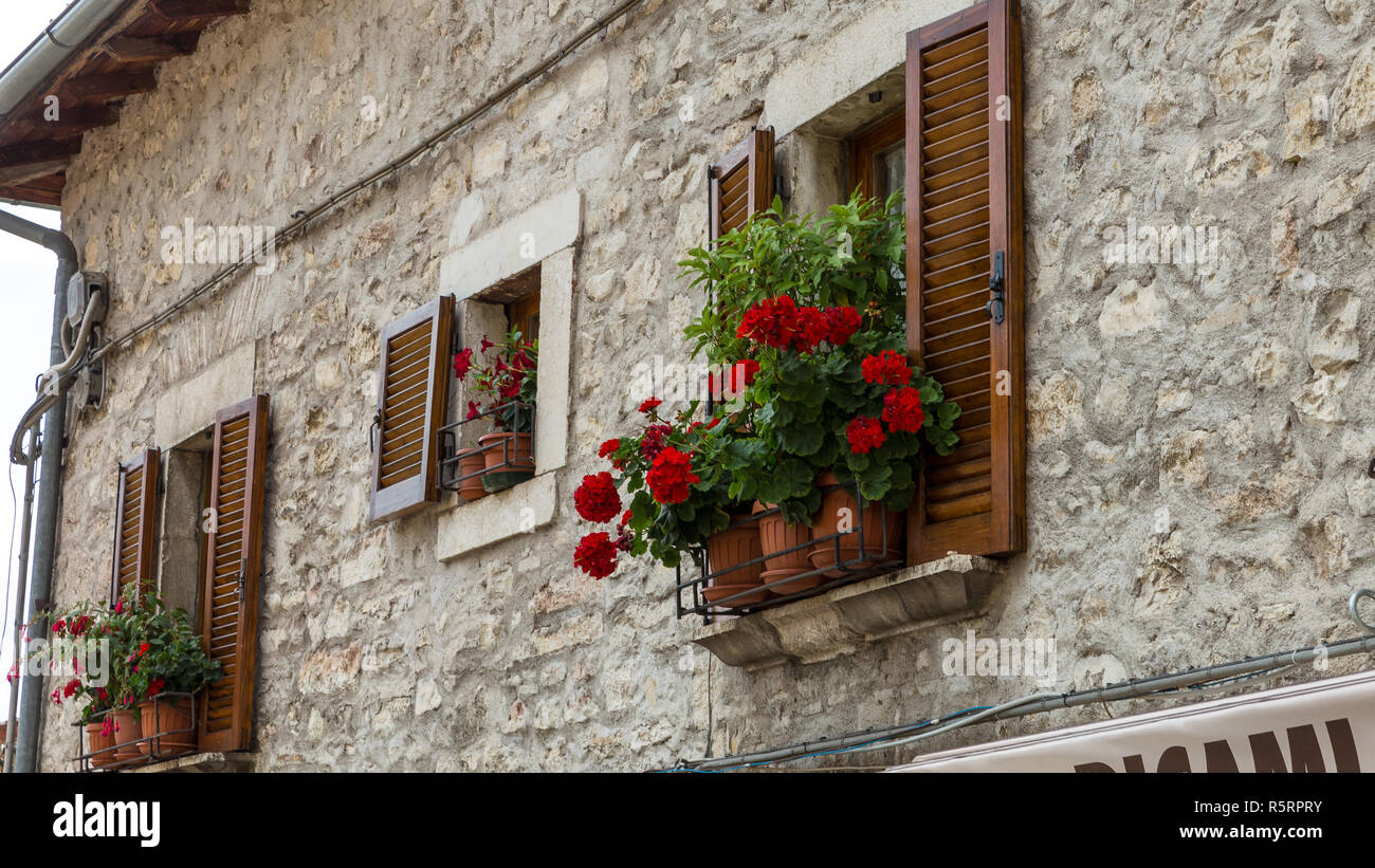 Tuscany house and flowers Stock Photo - Alamy