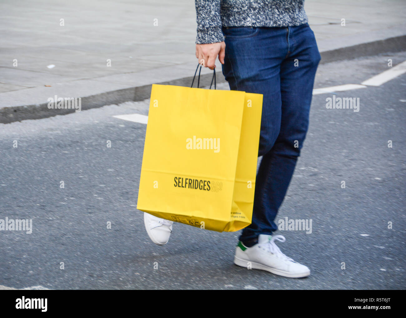Shoppers carrying paper carrier bags hires stock photography and