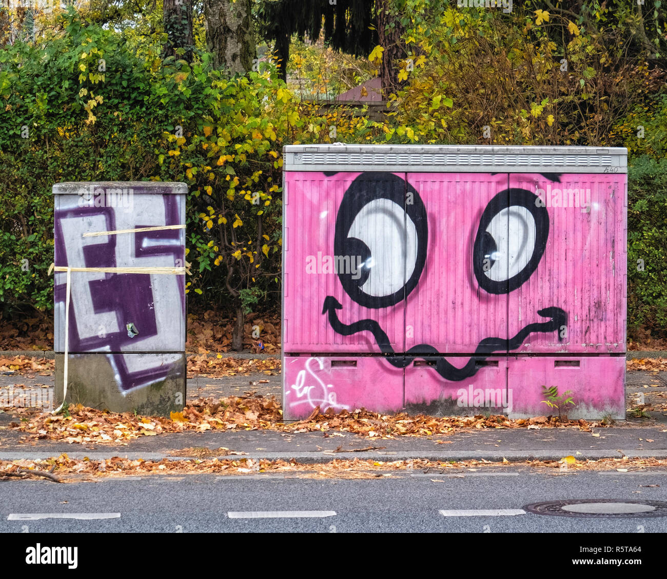 Berlin,Reinickendorf, Utility box with decorative paintwork - pink smiley face, smilie Stock Photo