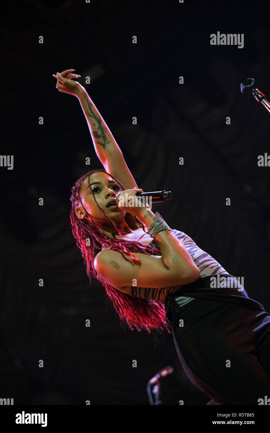 Female singer with red hair hi-res stock photography and images - Alamy