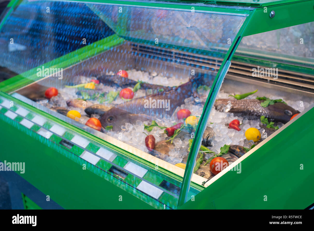 Seafood and fish fridge with fresh fish and seafoods Stock Photo Alamy