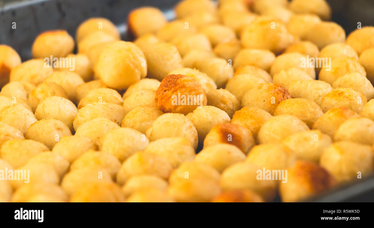 overskydende Opera peeling fried mashed potato balls in a frying pan Stock Photo - Alamy