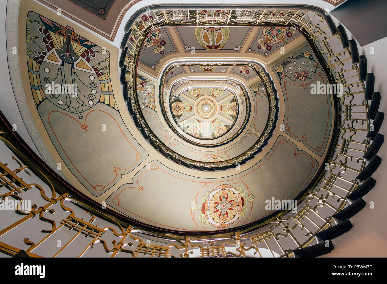 Spiral staircase art deco hi-res stock photography and images - Alamy