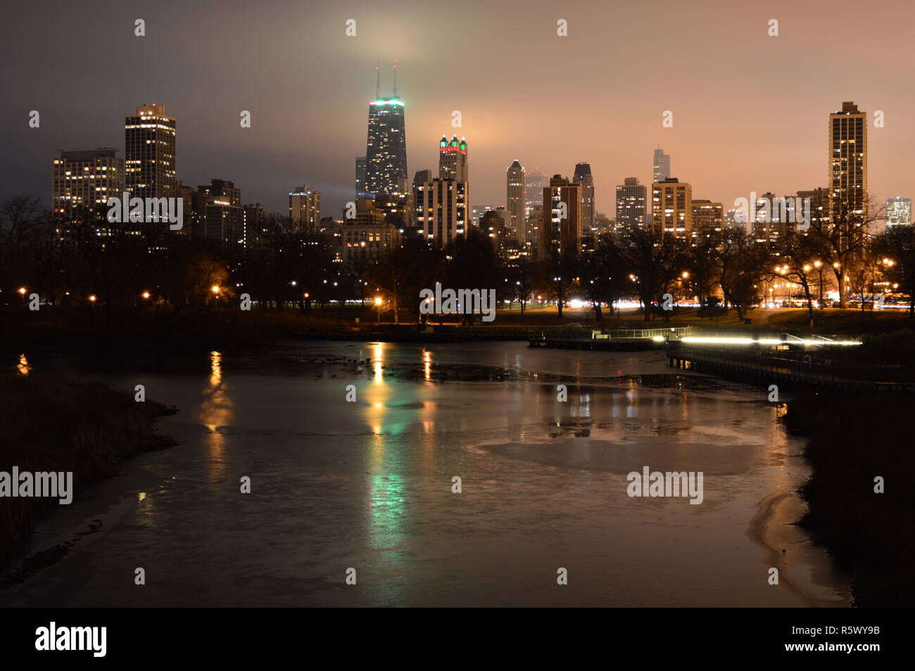 Chicago skyline night 2014 hi-res stock photography and images - Alamy