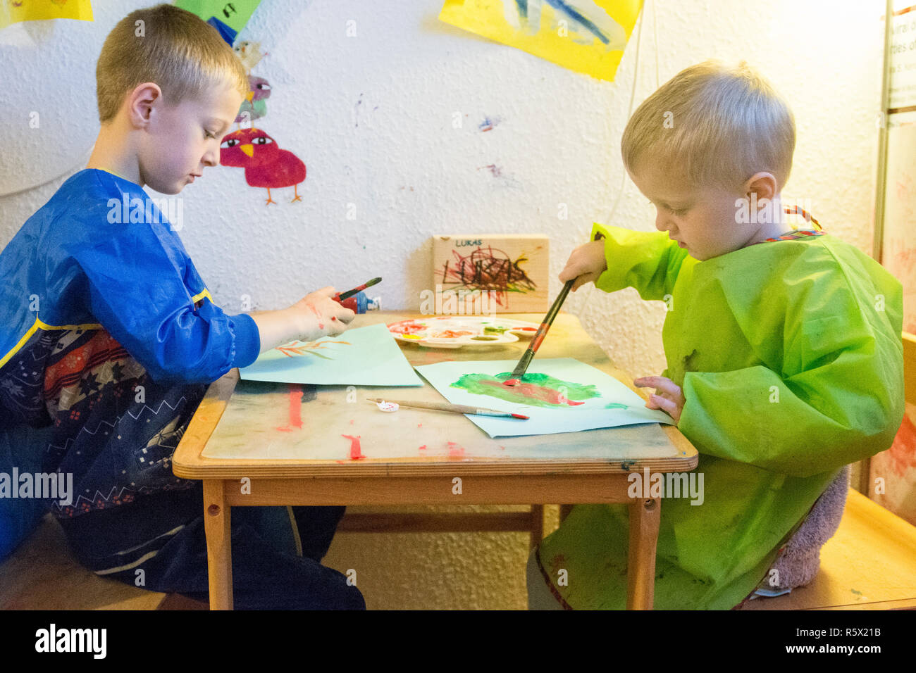 Hands children painting hi-res stock photography and images - Alamy