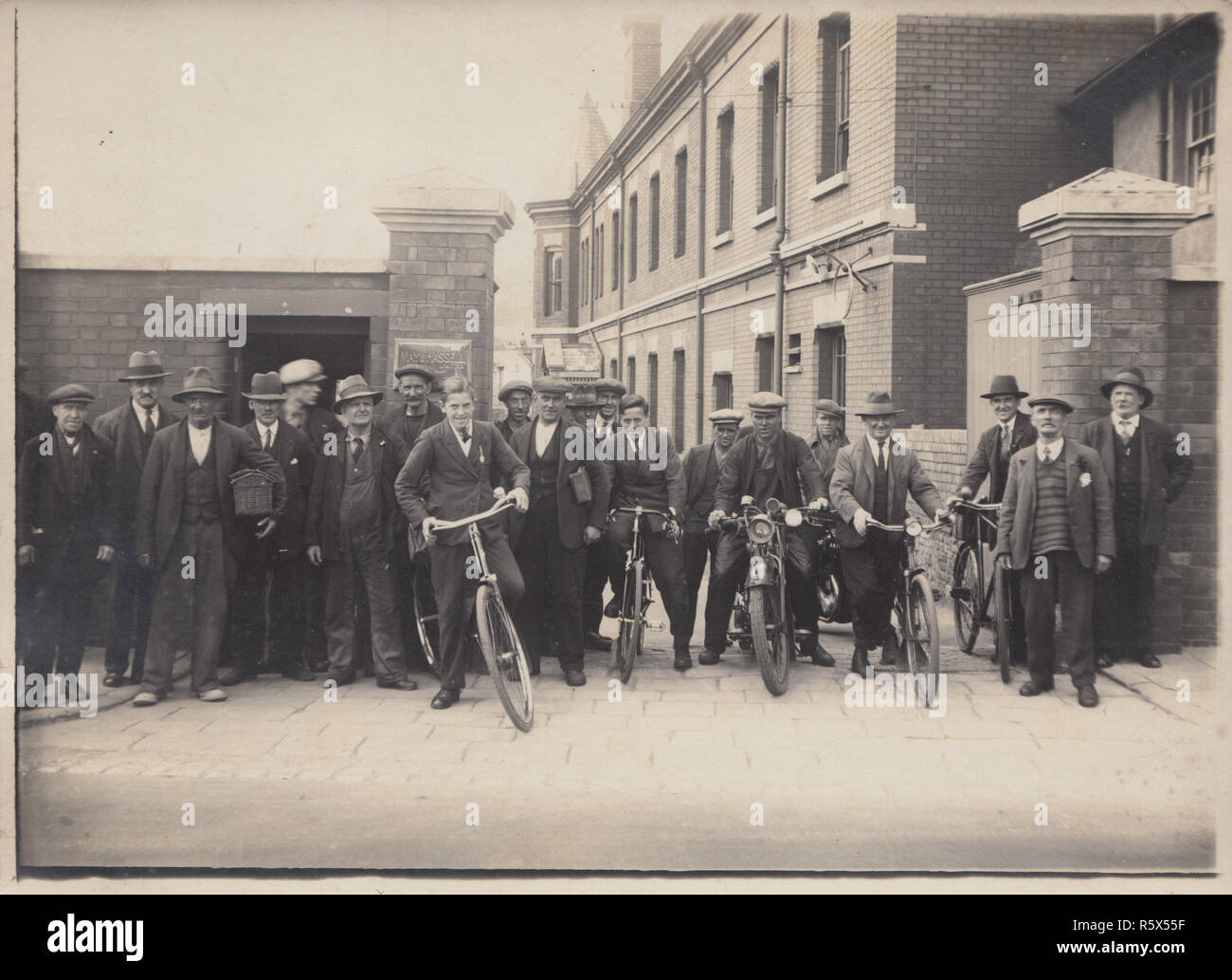 * Vintage Photograph Showing The Workers of May & Hassell Ltd. Photo Possibly Taken at Northampton. Stock Photo