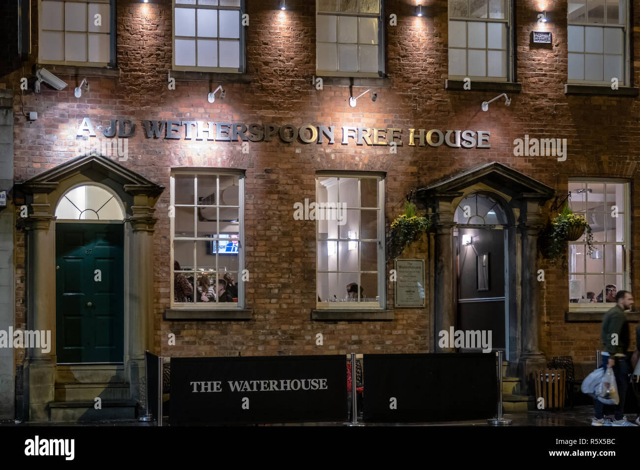 Wetherspoons at night hires stock photography and images Alamy