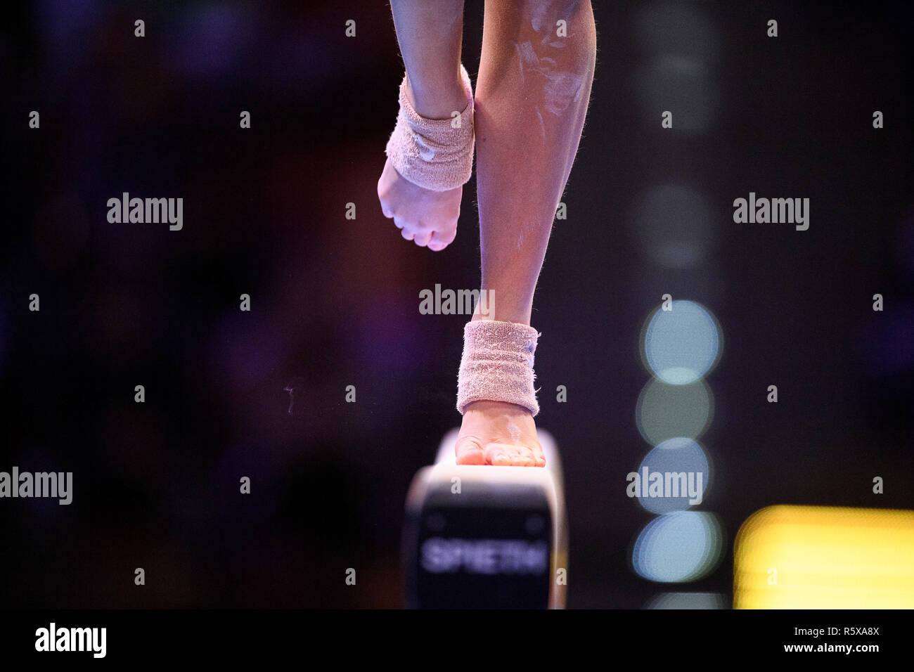 Ludwigsburg, Germany. 01st Dec, 2018. Feature, ornament: feet, foot on the balance beam. GES/Gymnastics/1st Bundesliga: DTL Final, 01.12.2018 - | usage worldwide Credit: dpa/Alamy Live News Stock Photo