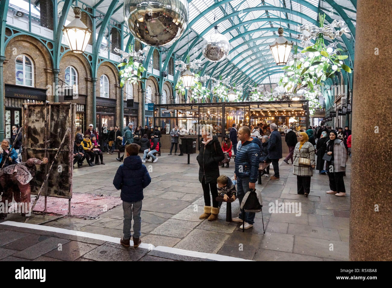 London Uk 2nd Dec 2018 Xmas Spirit In Covent Garden Xmas