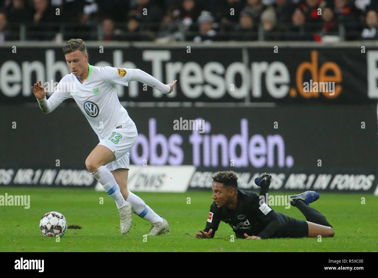 02 December 2018, Hessen, Frankfurt/M.: Soccer: Bundesliga, Eintracht Frankfurt - VfL Wolfsburg, 13th matchday in the Commerzbank Arena. Frankfurt's Jonathan de Guzman (r) and Wolfsburg's Yannick Gerhardt fight for the ball. Photo: Thomas Frey/dpa - IMPORTANT NOTE: In accordance with the requirements of the DFL Deutsche Fußball Liga or the DFB Deutscher Fußball-Bund, it is prohibited to use or have used photographs taken in the stadium and/or the match in the form of sequence images and/or video-like photo sequences. Stock Photo