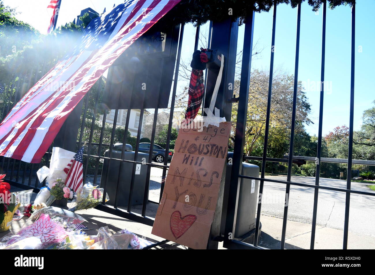Houston, Texas, USA. 2nd Dec, 2018. A makeshift memorial at the front ...