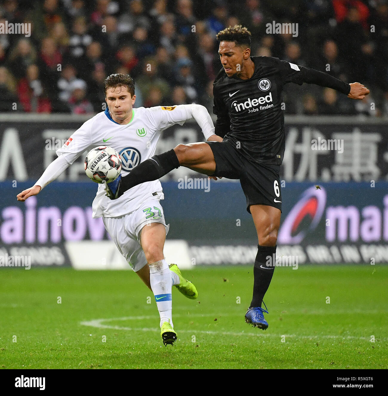 Frankfurt, Germany. 2nd Dec, 2018. Jonathan de Guzman (R) of Frankfurt vies with Elvis Rexhbecaj of Wolfsburg during the Bundesliga match between Eintracht Frankfurt and Vfl Wolfsburg in Frankfurt, Germany, on Dec. 2, 2018. Frankfurt lost 1-2. Credit: Ulrich Hufnagel/Xinhua/Alamy Live News Stock Photo