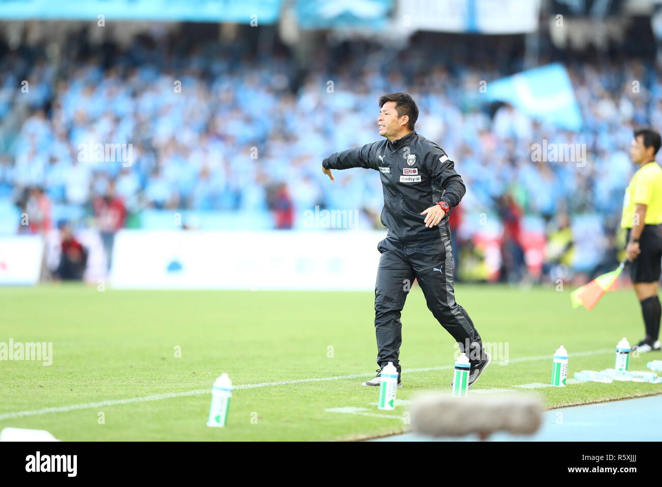Kanagawa Japan 1st Dec 18 Toru Oniki Frontale Football Soccer Kawasaki Frontale Head Coach Toru Oniki During The 18 J1 League Match Between Kawasaki Frontale 2 1 Jubilo Iwata At Todoroki Stadium In Kanagawa Japan 1st Dec 18 Toru Oniki Frontale Football Soccer Kawasaki Frontale Head Coach Toru Oniki During The 18 J1 League Match Between Kawasaki Frontale 2 1 Jubilo Iwata At Todoroki Stadium In