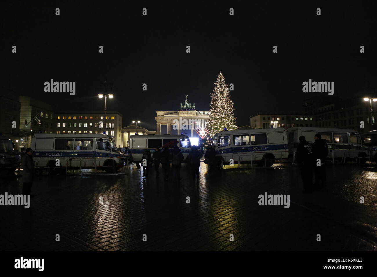 Berlin, Germany. 02nd Dec, 2018. Policemen in front of the ten-meter-high Hanukkah lamp in front of the Brandenburger Tor. On Sunday evening, December 2, 2018, Hanukkah will begin this year. The Jewish Education Center Chabad Berlin begins this eight-day Jewish festival of lights at the Brandenburger Tor. Credit: SAO Struck/Alamy Live News Stock Photo