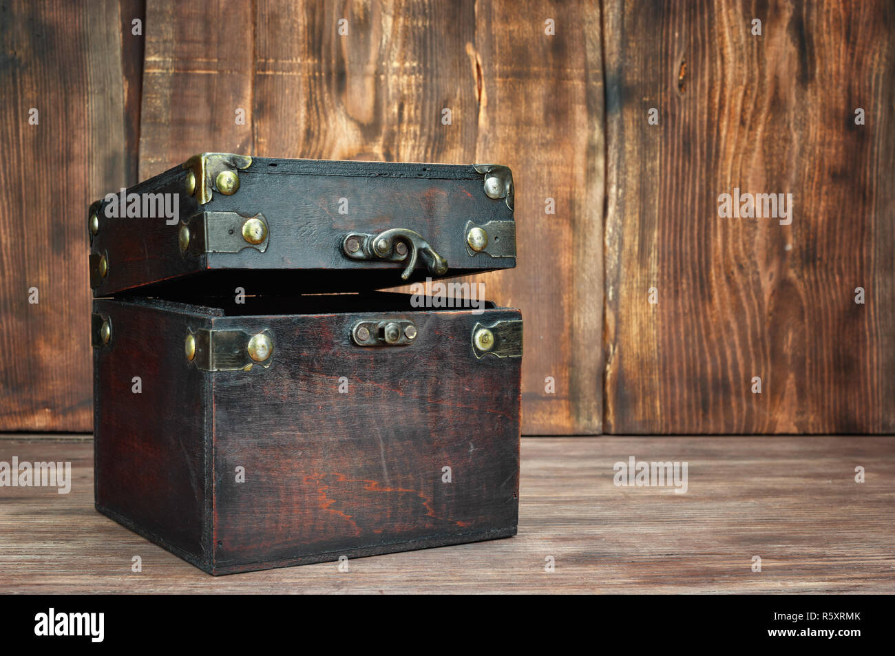 Treasure Box Of Pirates Gift Box Stock Photo - Download Image Now -  Ancient, Antique, Back - iStock