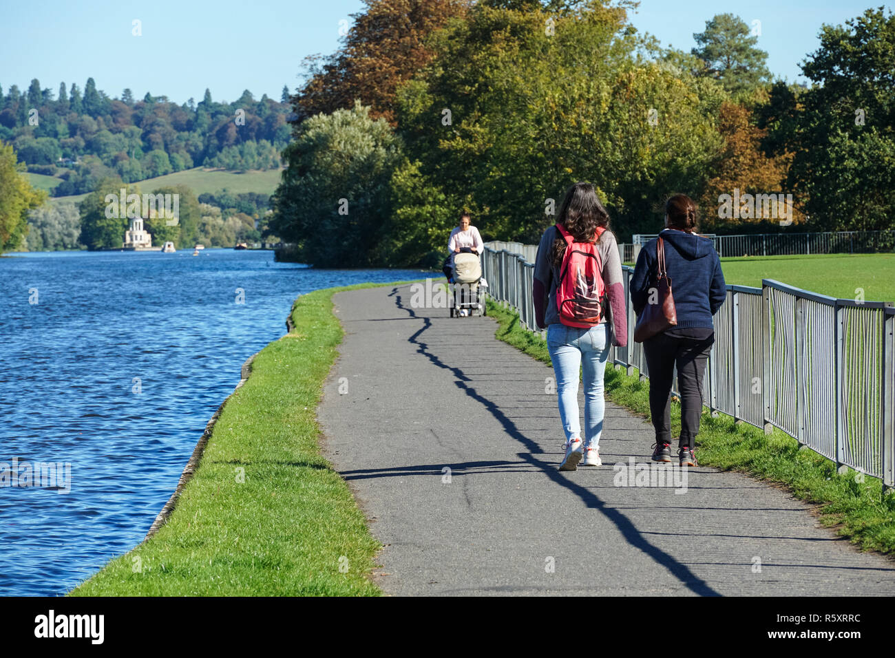 Walkers on Thames path in Henley on Thames, Oxfordshire, England United Kingdom UK Stock Photo