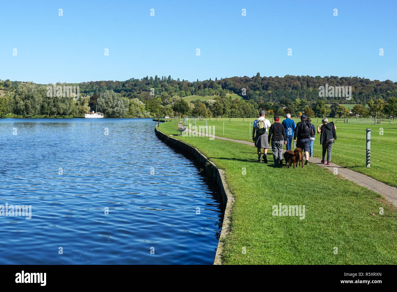 Walkers on Thames path in Henley on Thames, Oxfordshire, England United Kingdom UK Stock Photo