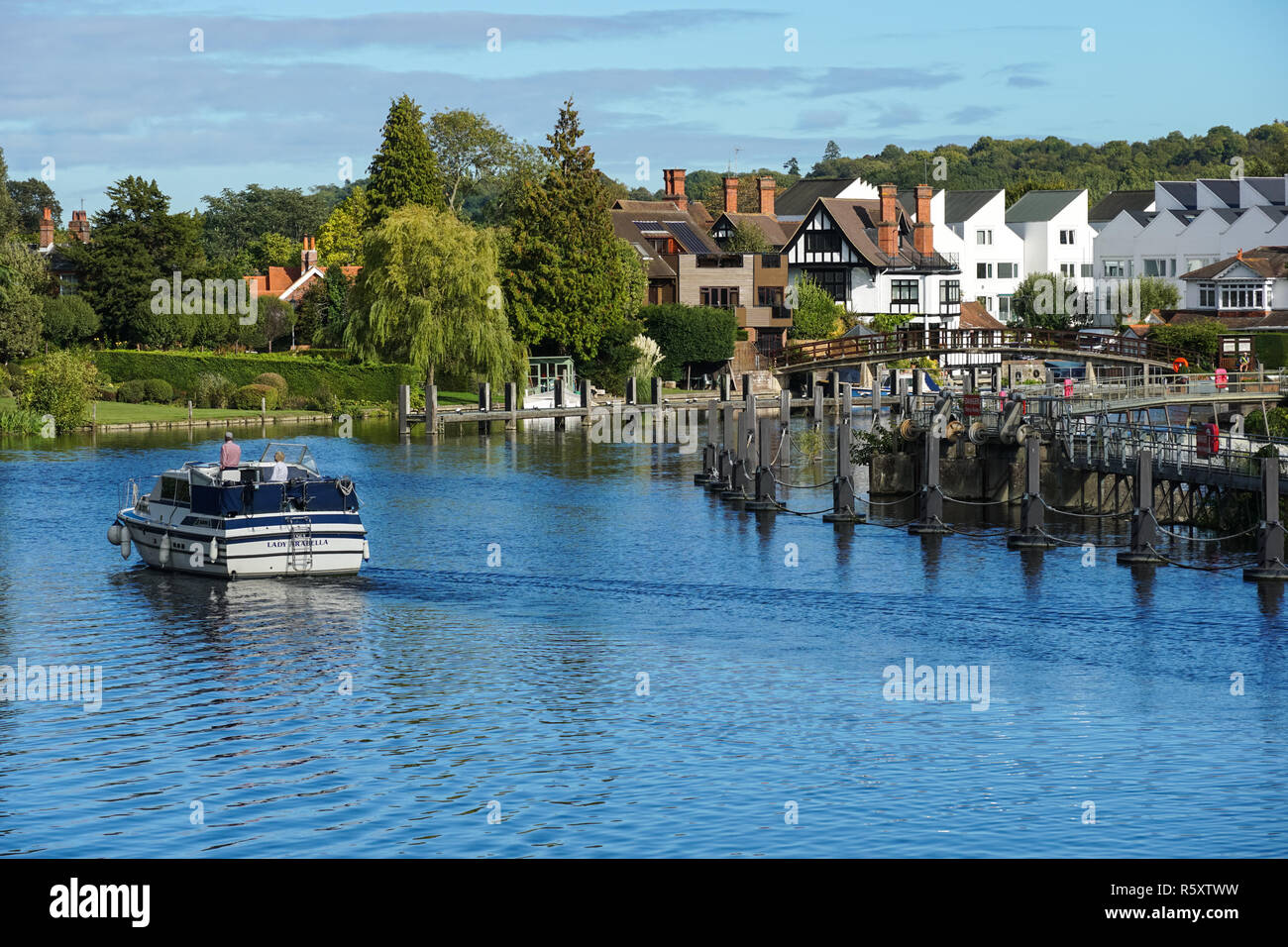 A weir and Marlow Lock on the River Thames, Buckinghamshire, England United Kingdom UK Stock Photo