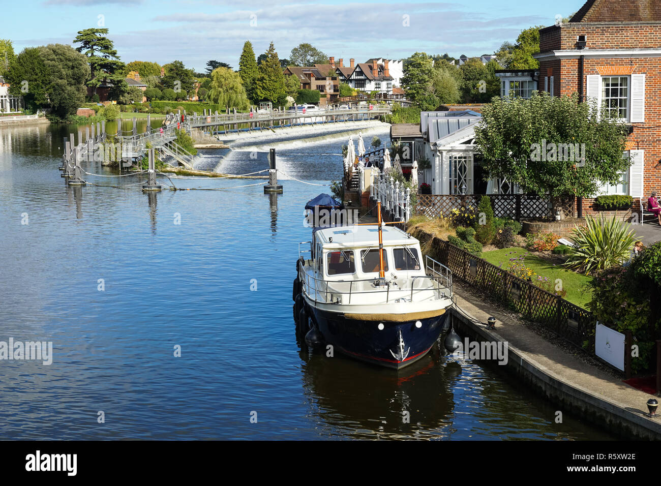 A weir and Marlow Lock on the River Thames, Buckinghamshire, England United Kingdom UK Stock Photo