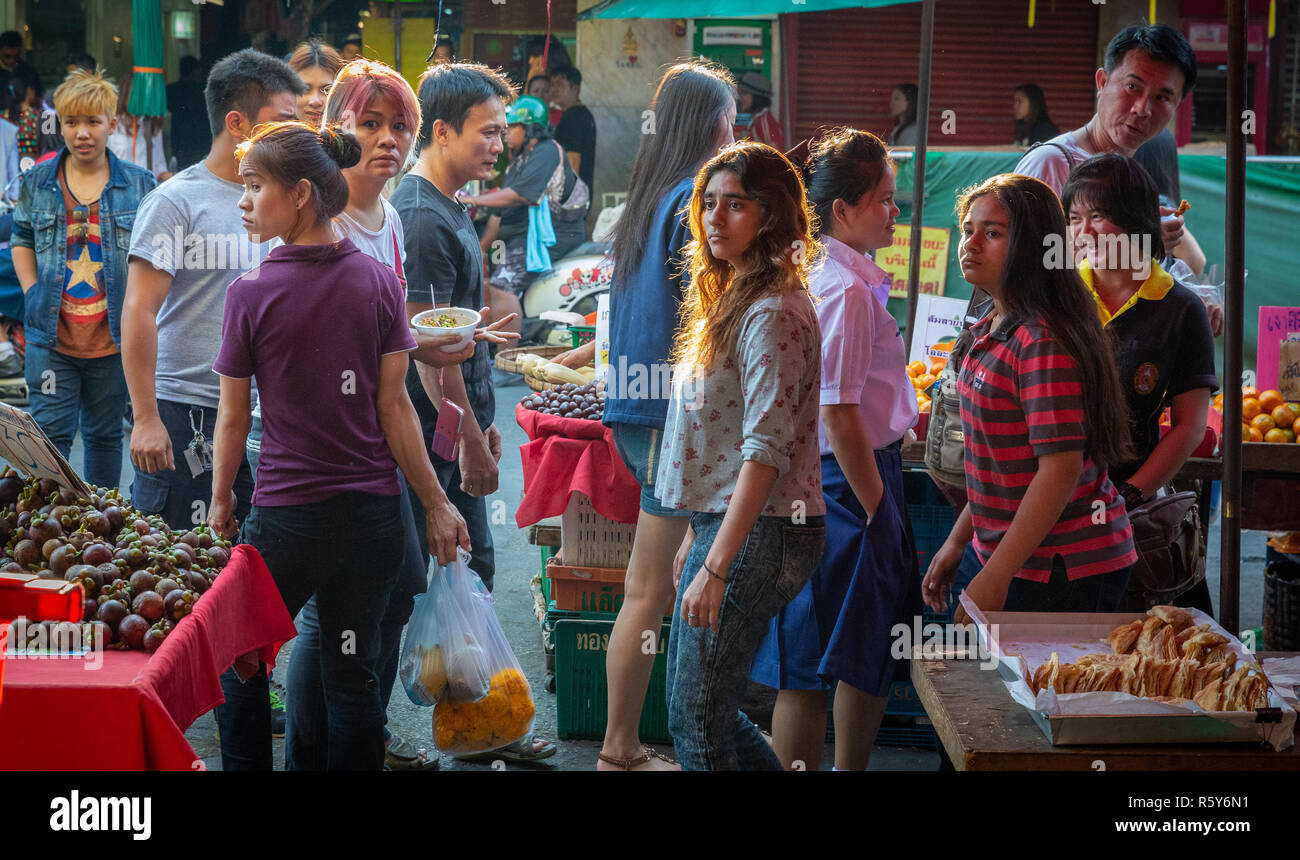 People shopping at the outdoor Warorot Market (Kad Luang) in Chiang Mai, Thailand. Stock Photo