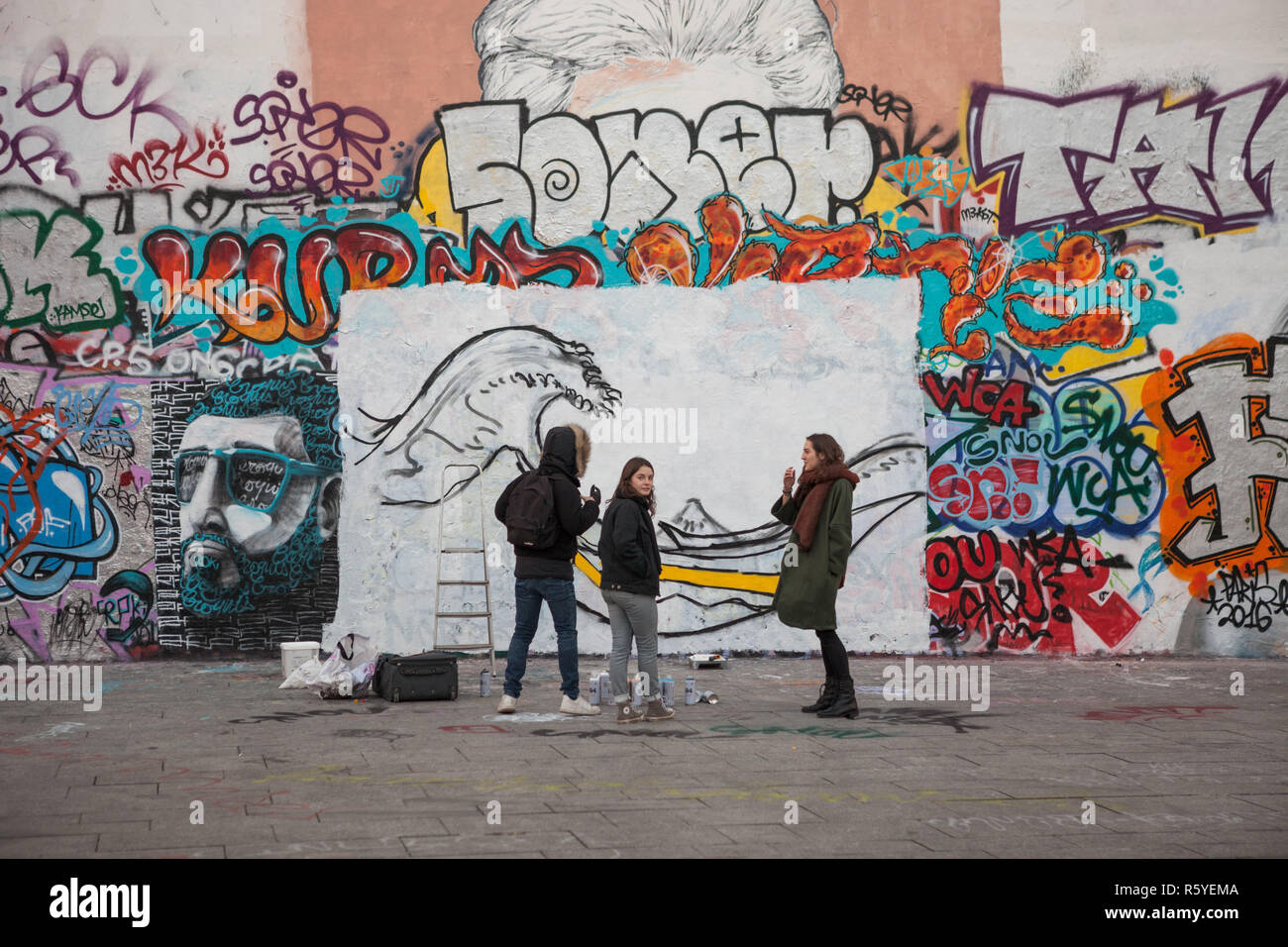 Graffiti artist on the street of Paris Stock Photo - Alamy