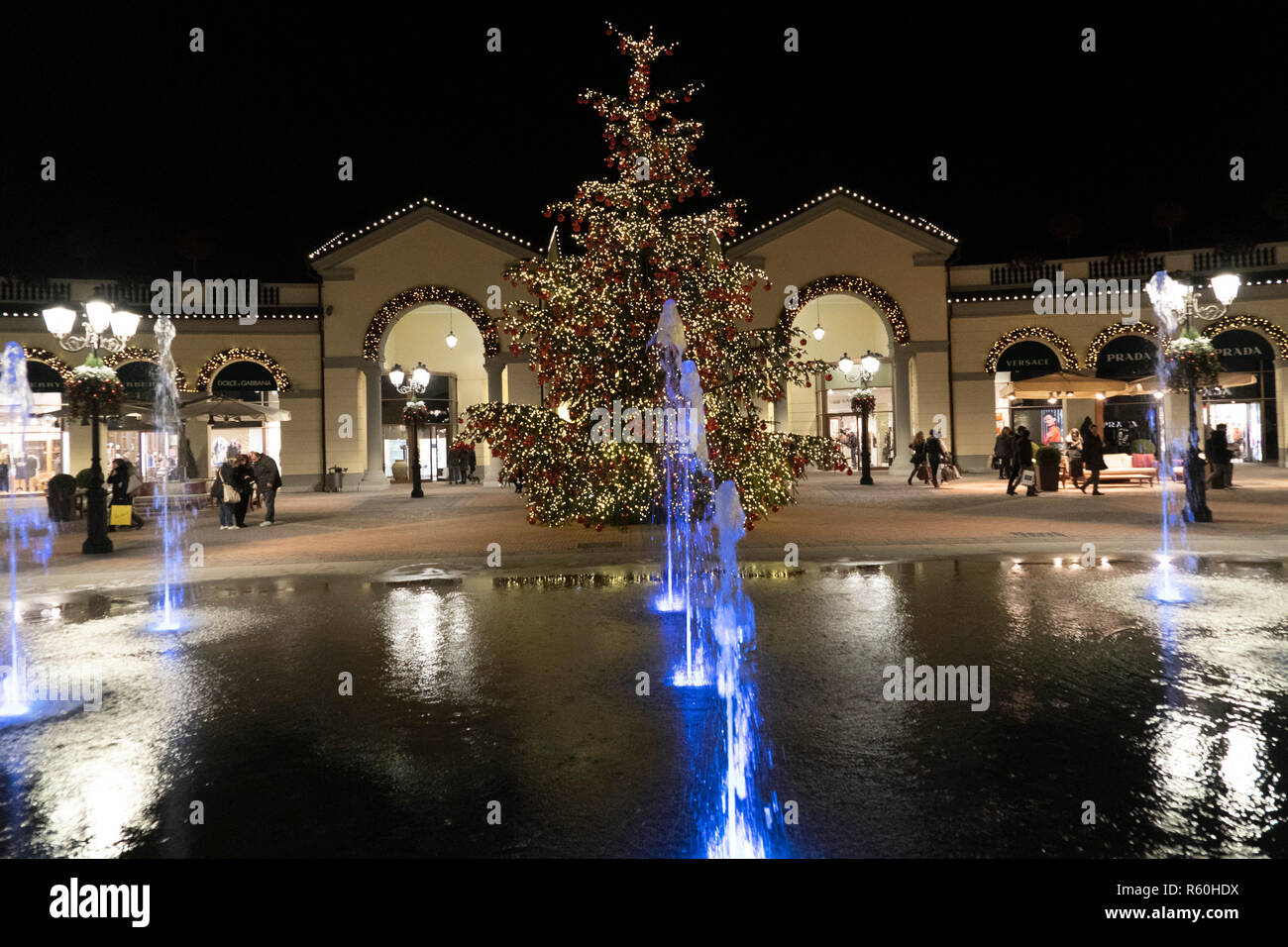 SERRAVALLE SCRIVIA, ITALY - DECEMBER 2 2018 - People buying and shopping  fashion items in mid summer designer outlet christmas season Stock Photo -  Alamy