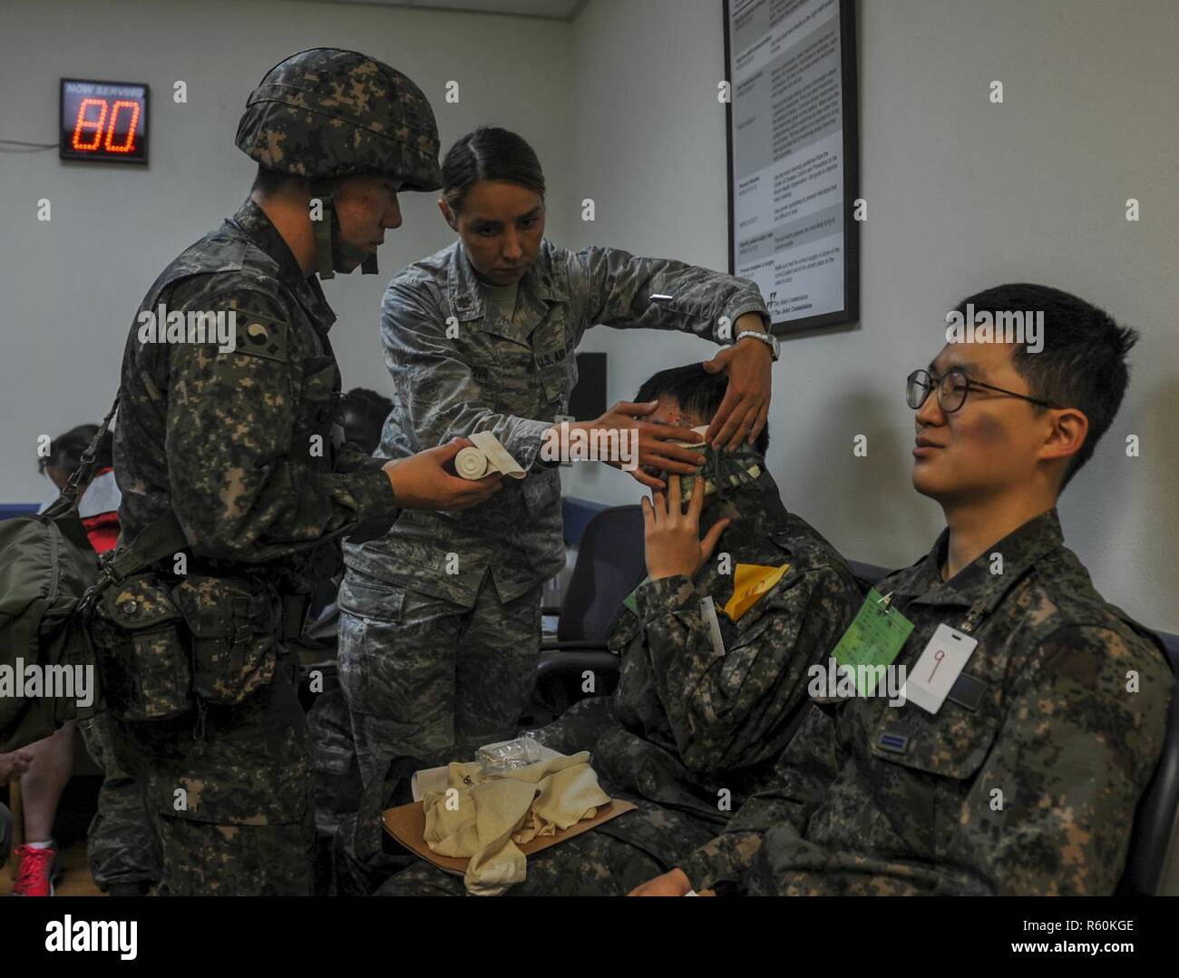 Head bandage soldier hi-res stock photography and images - Alamy