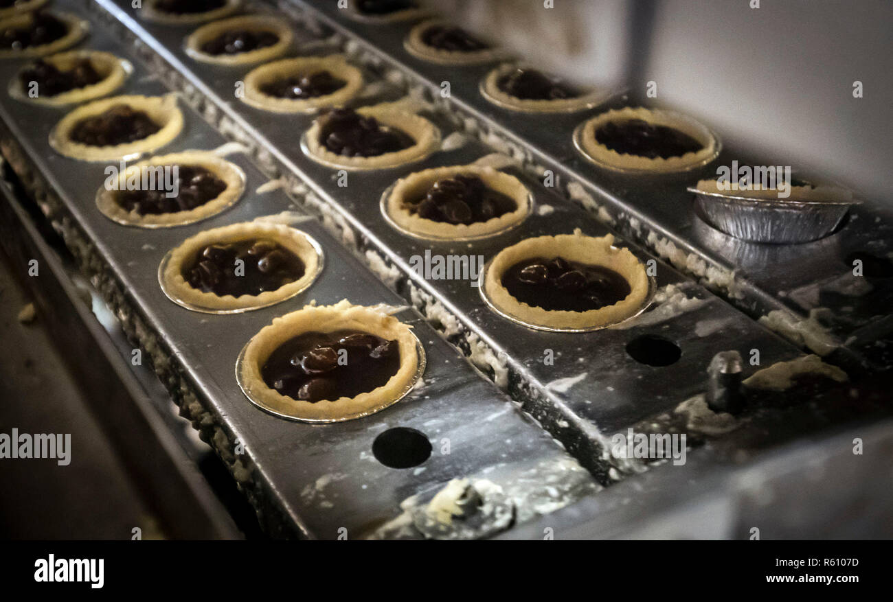 Mr kipling mince pies hi-res stock photography and images - Alamy