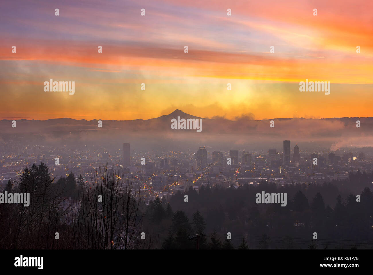 Portland oregon downtown foggy hi-res stock photography and images - Alamy