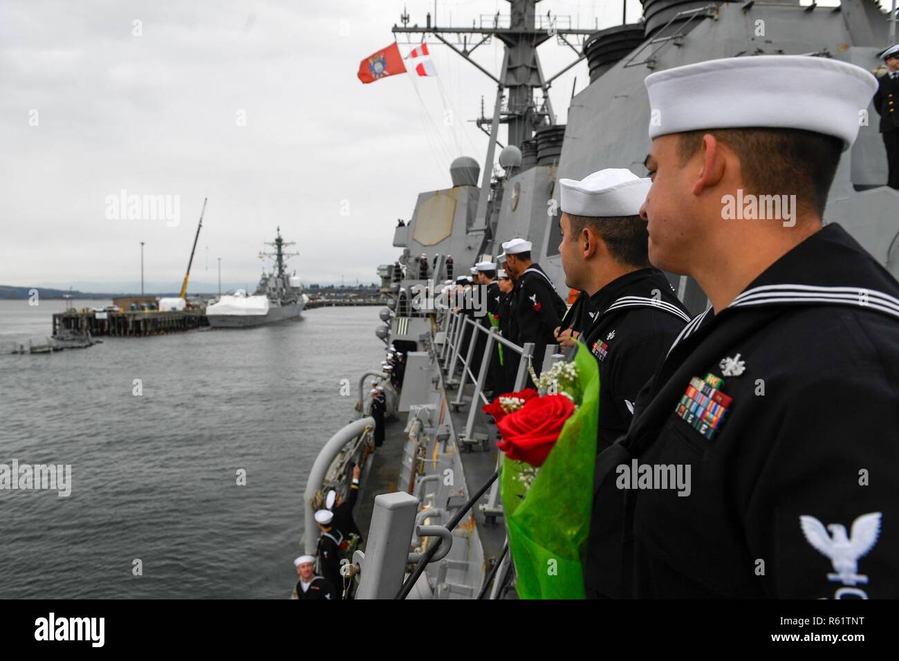 EVERETT, Wash. (Nov. 21, 2018) Sailors aboard the guided-missile ...