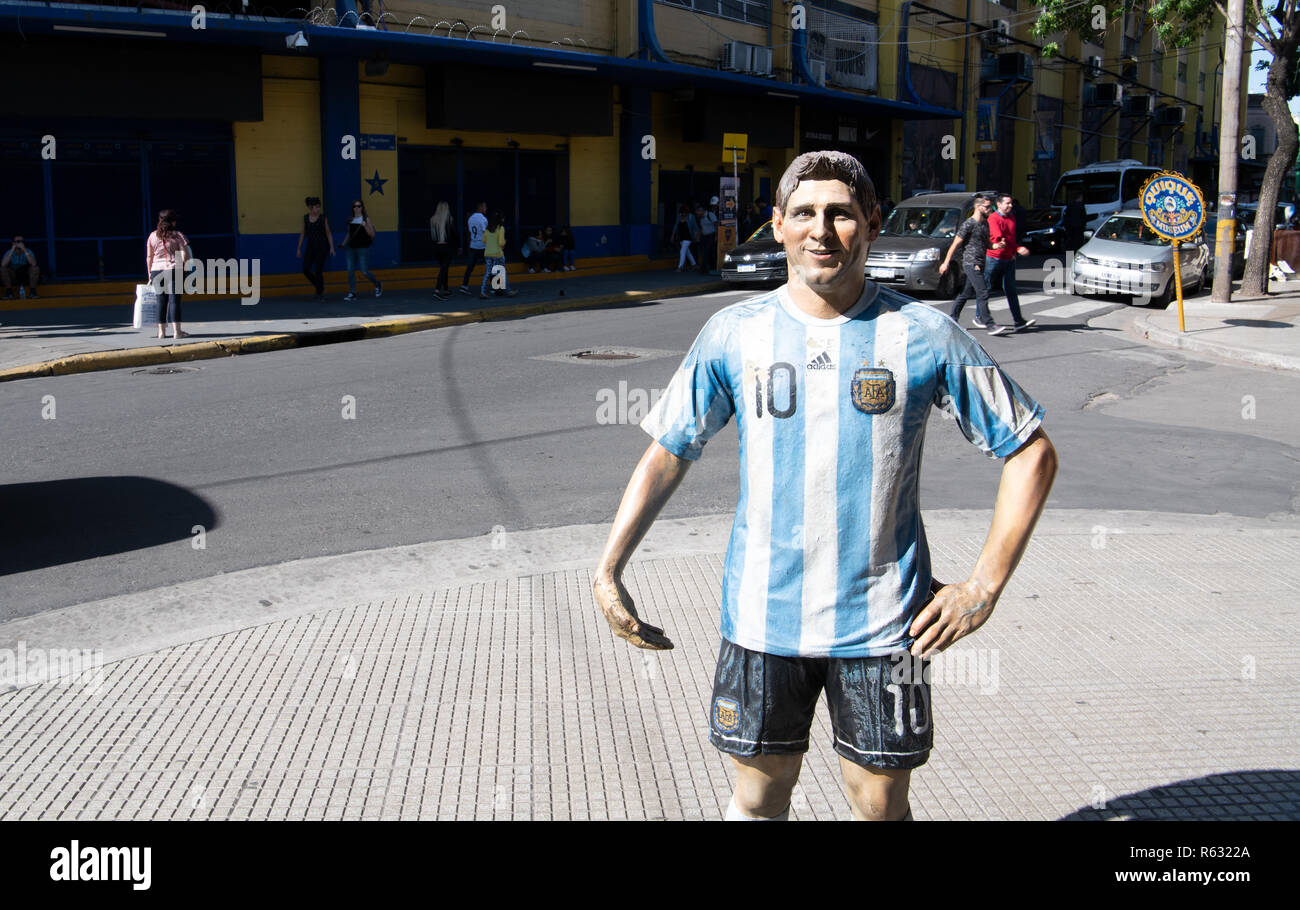 02 December 2018, Argentina, Buenos Aires: Street scene in the district La Boca in Buenos Aires with a figure of the Argentine footballer Lionel Messi. The Club Atlético Boca Juniors (CABJ), known as Boca Juniors, is an Argentinean sports club from the district of La Boca. The club was founded on April 3, 1905 by mainly Italian immigrants from Genoa in the port of La Boca, a poor district in Buenos Aires, initially as a pure football club. Photo: Ralf Hirschberger/dpa Stock Photo