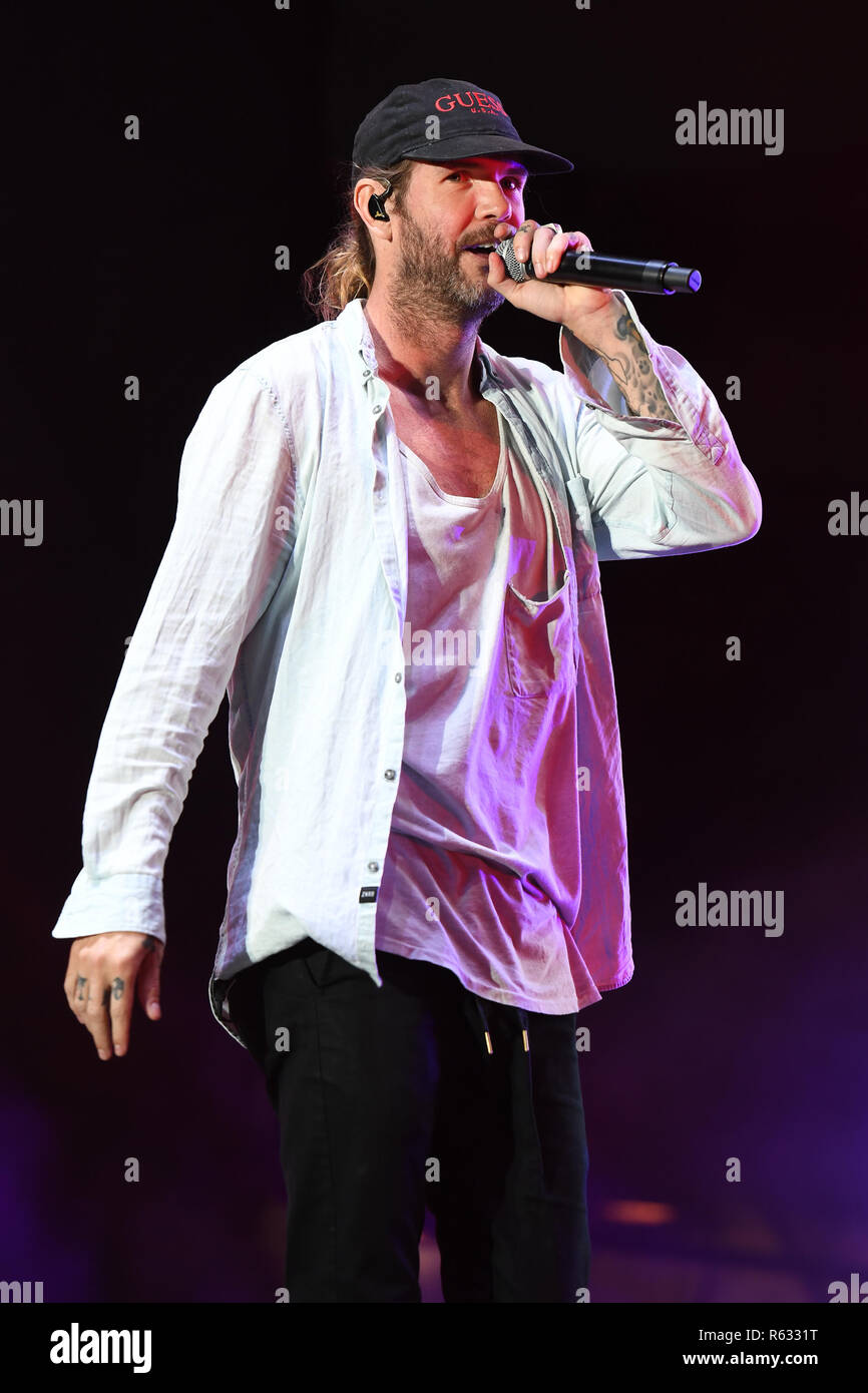 https://c8.alamy.com/comp/R6331T/fort-lauderdale-fl-usa-01st-dec-2018-jared-dirty-j-watson-of-dirty-heads-performs-during-the-riptide-music-festival-at-fort-lauderdale-beach-on-december-1-2018-in-fort-lauderdale-florida-credit-mpi04media-punchalamy-live-news-R6331T.jpg