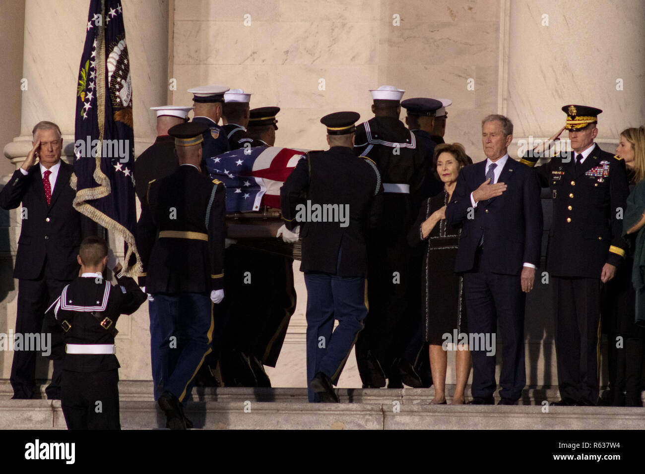 Washington, District of Columbia, USA. 3rd Dec, 2018. Family members, including George Walker Bush, the 43rd President of the United States, look on as GEORGE HERBERT WALKER BUSH, the 41st President of the United States, look on as his body is brought to the Capitol Rotunda for a State Funeral, December 3, 2018 Credit: Douglas Christian/ZUMA Wire/Alamy Live News Stock Photo