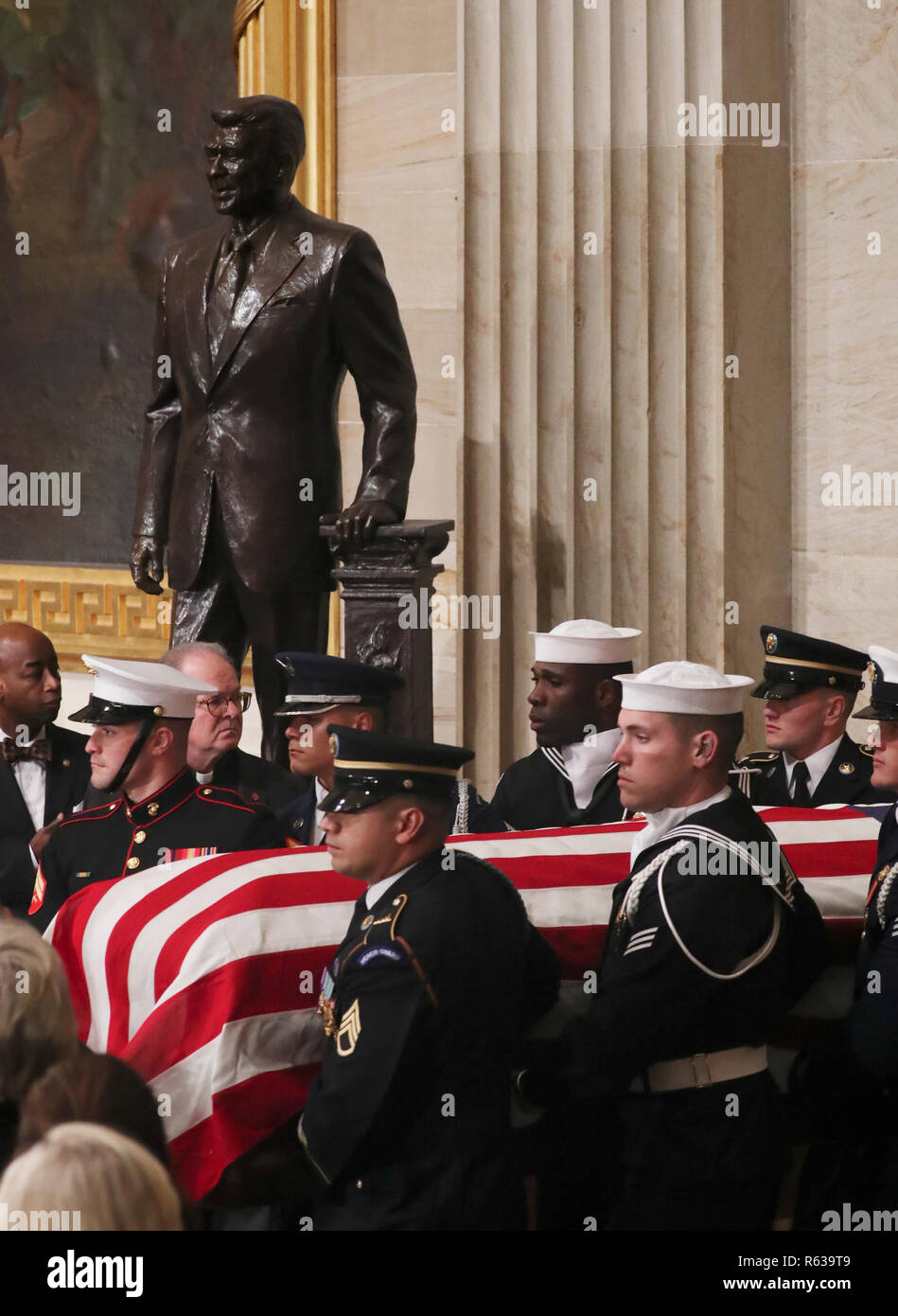 Washington, United States Of America. 03rd Dec, 2018. A U.S. military honor guard carries the casket of former U.S. President George H.W. Bush past the statue of former President Ronald Reagan as it arrives to lie in state in the U.S. Capitol Rotunda in Washington, U.S., December 3, 2018. REUTERS/Jonathan Ernst/Pool | usage worldwide Credit: dpa/Alamy Live News Stock Photo