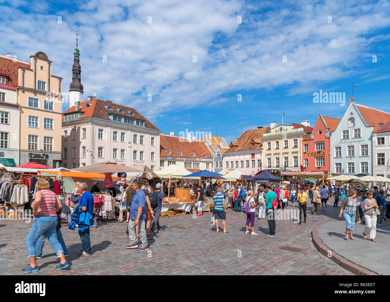 Market stalls on Raekoja plats (Town Hall Square) in the historic Old ...