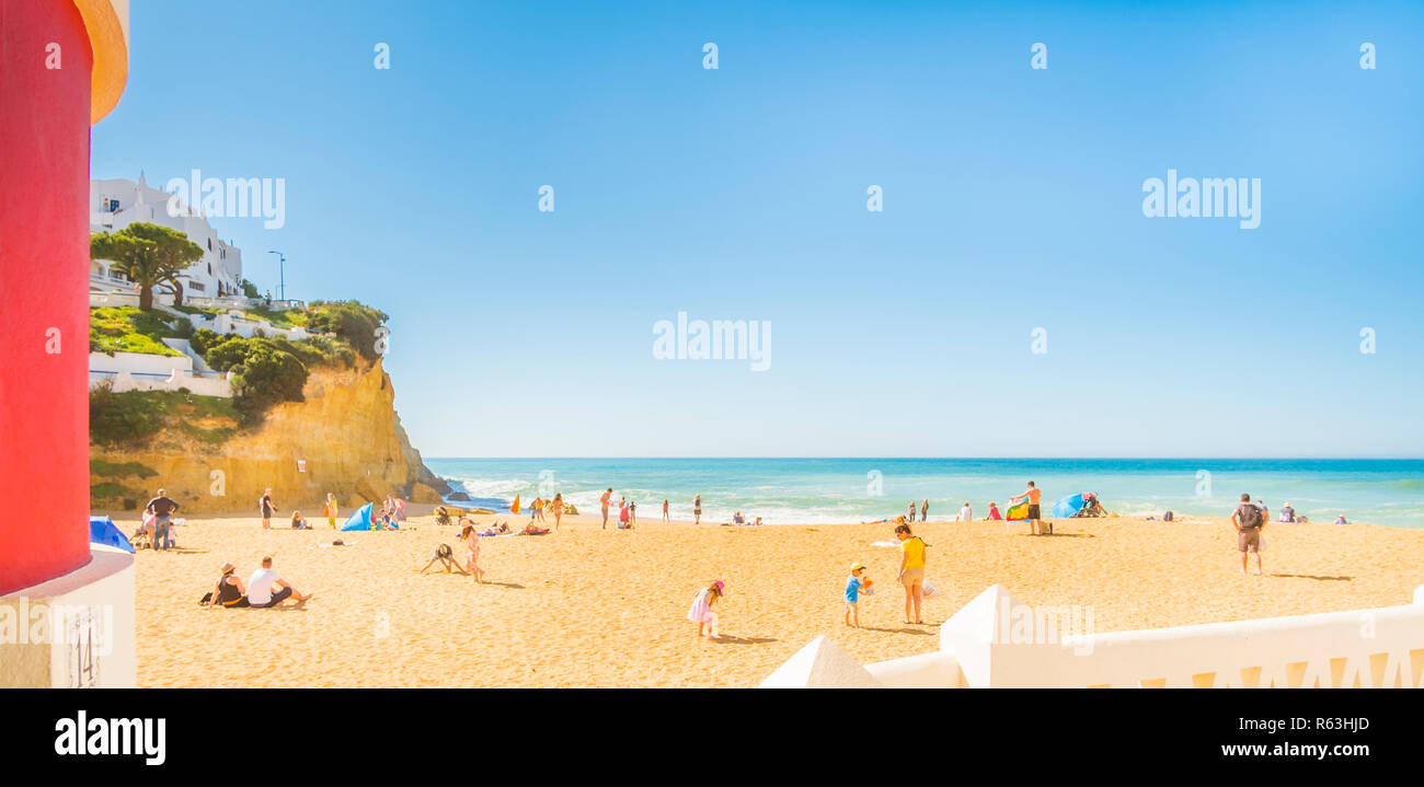 Family beach scene hi-res stock photography and images - Alamy