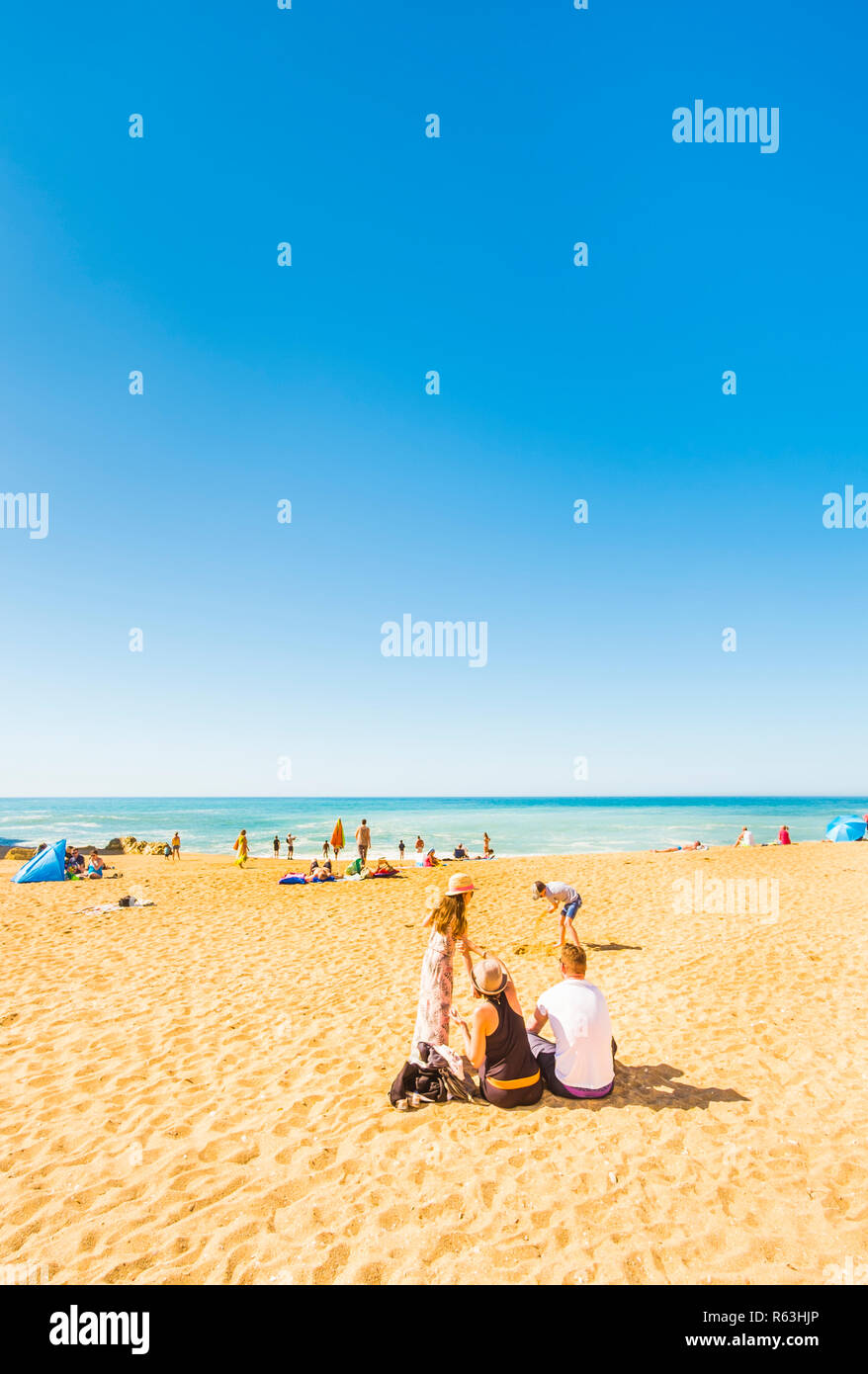 Family beach scene hi-res stock photography and images - Alamy
