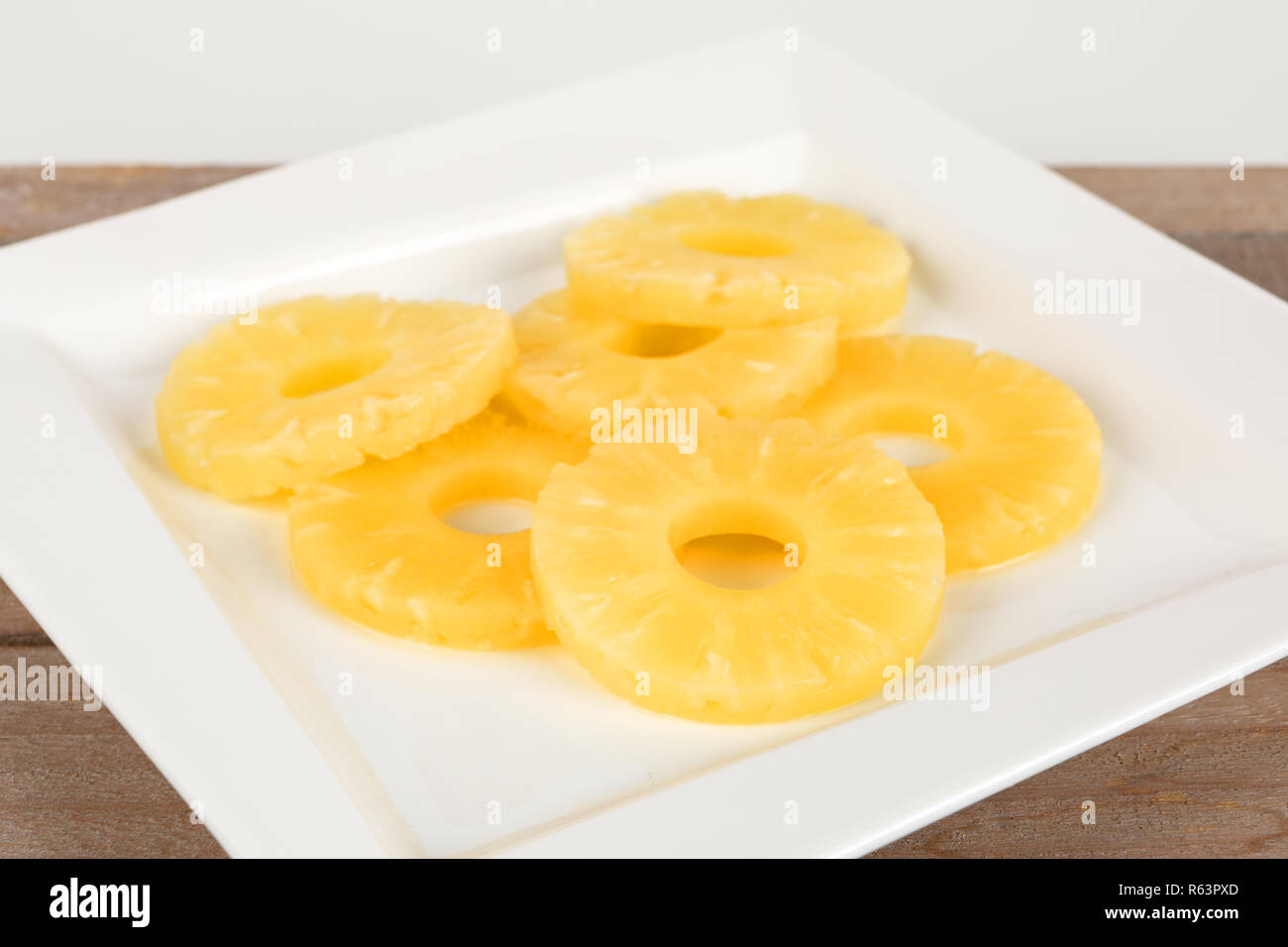 Pineapple ring plate hi-res stock photography and images - Alamy
