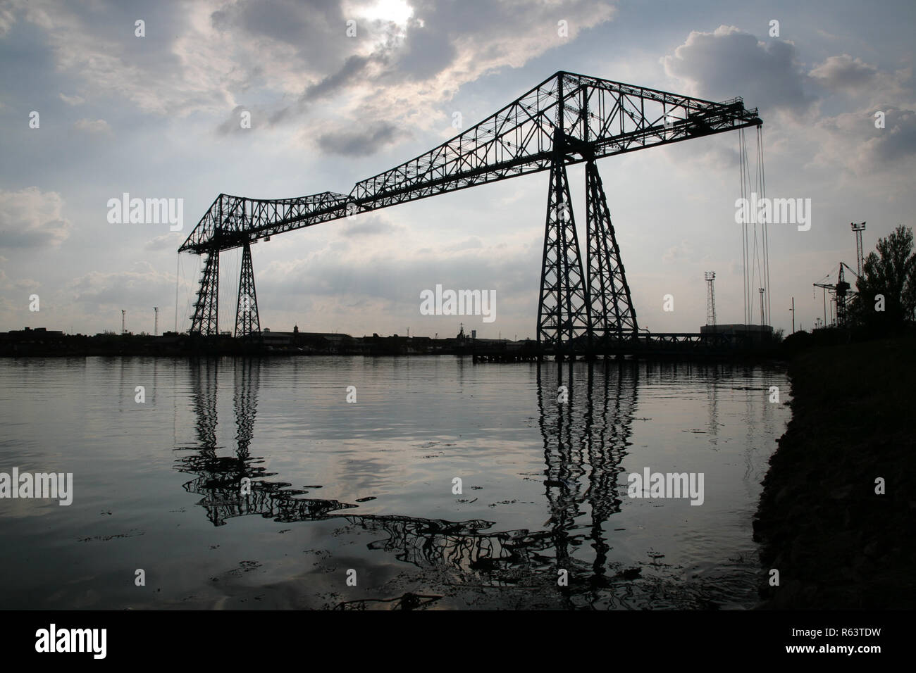 Transporter Bridge spaning The River Tees in Middlesbrough North East England. The Tees Transporter Bridge built in 1910 carries vehicles & pedestrians by a moving suspended platform or gondala. Stock Photo