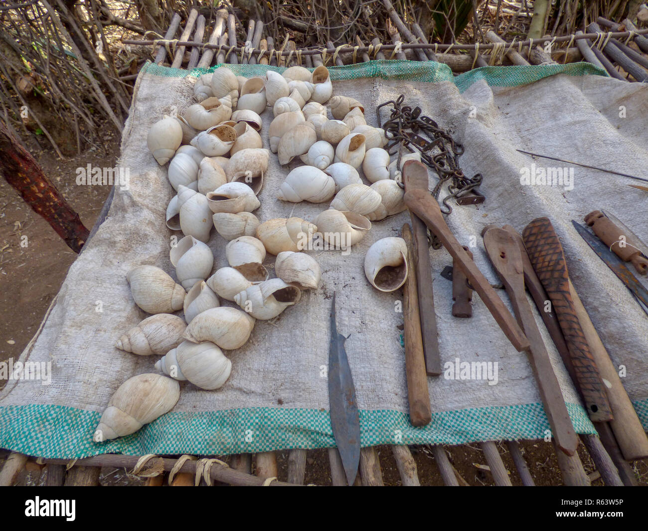 African traditional tools hi-res stock photography and images - Alamy