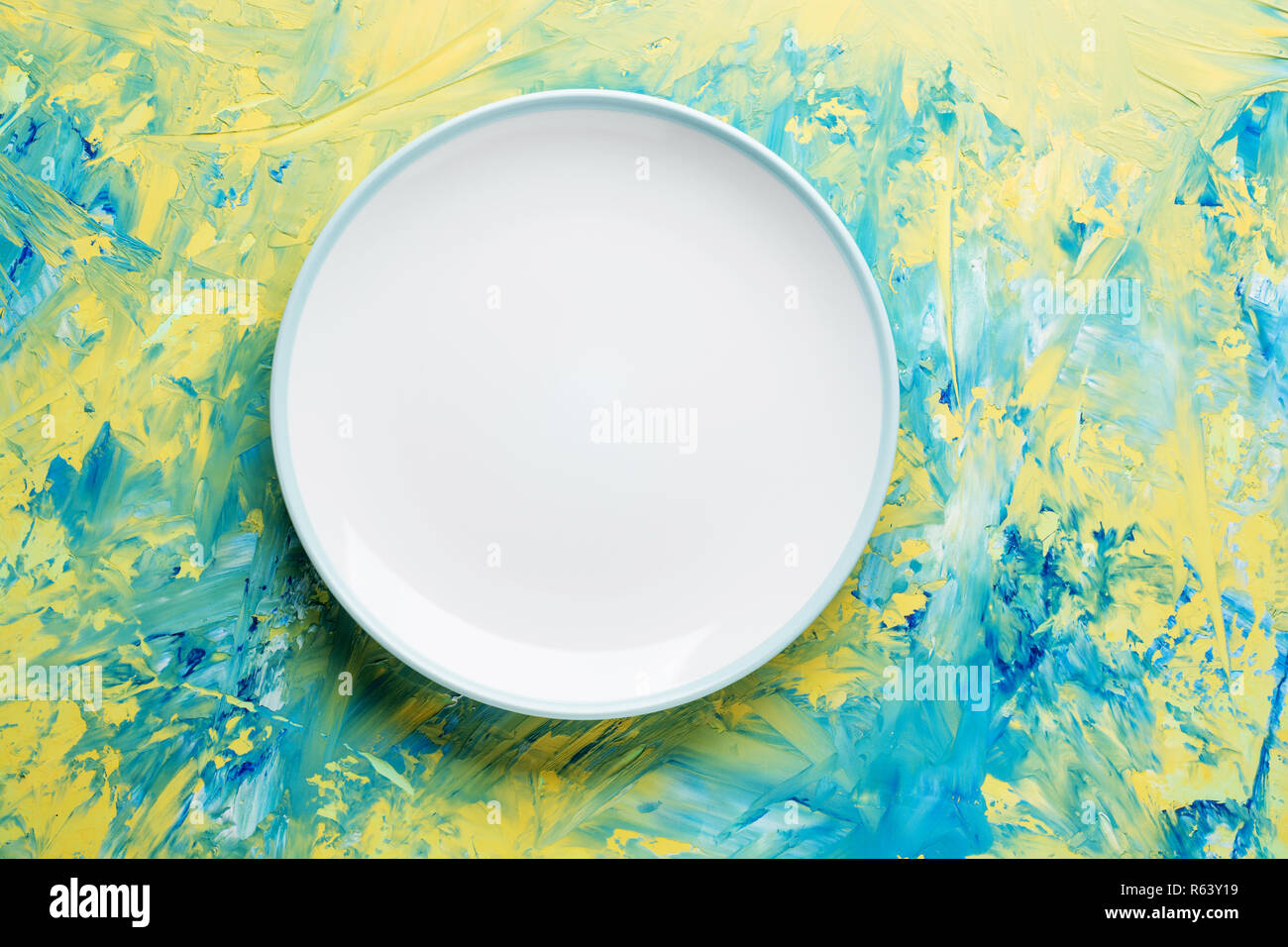 Empty ceramic round plate on colorful background with copy space Stock ...