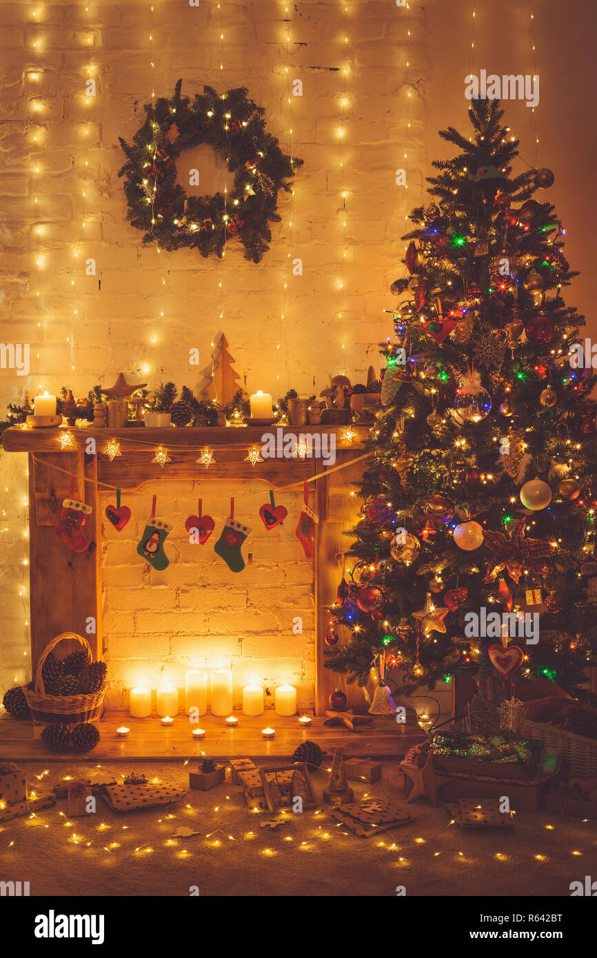 Mantelpiece ornaments hi-res stock photography and images - Alamy