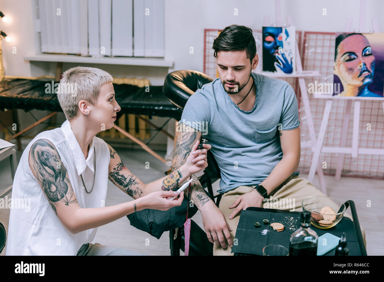 Female tattoo artist hi-res stock photography and images - Alamy